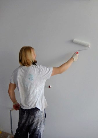 ﻿﻿Декоративная краска для стен с эффектом шелка (39 фото): роспись мокрым составом с перламутровым эффектом, нанесение жидкой трафаретной печати