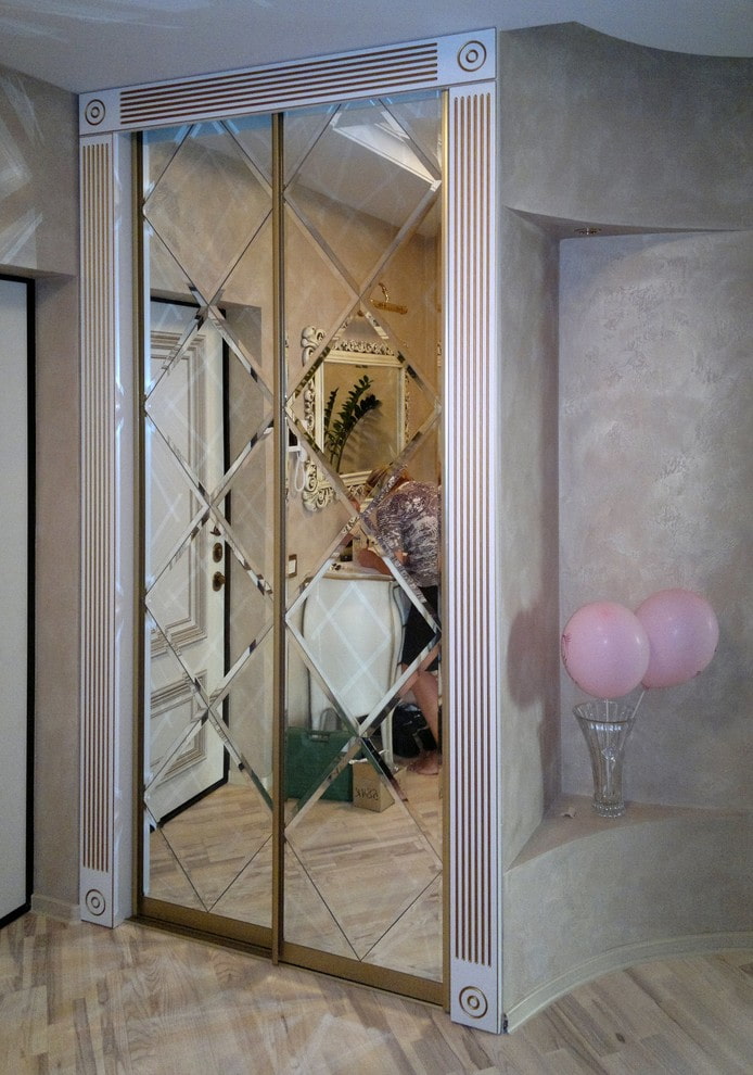 скошенное зеркало встроено в шкаф внутри