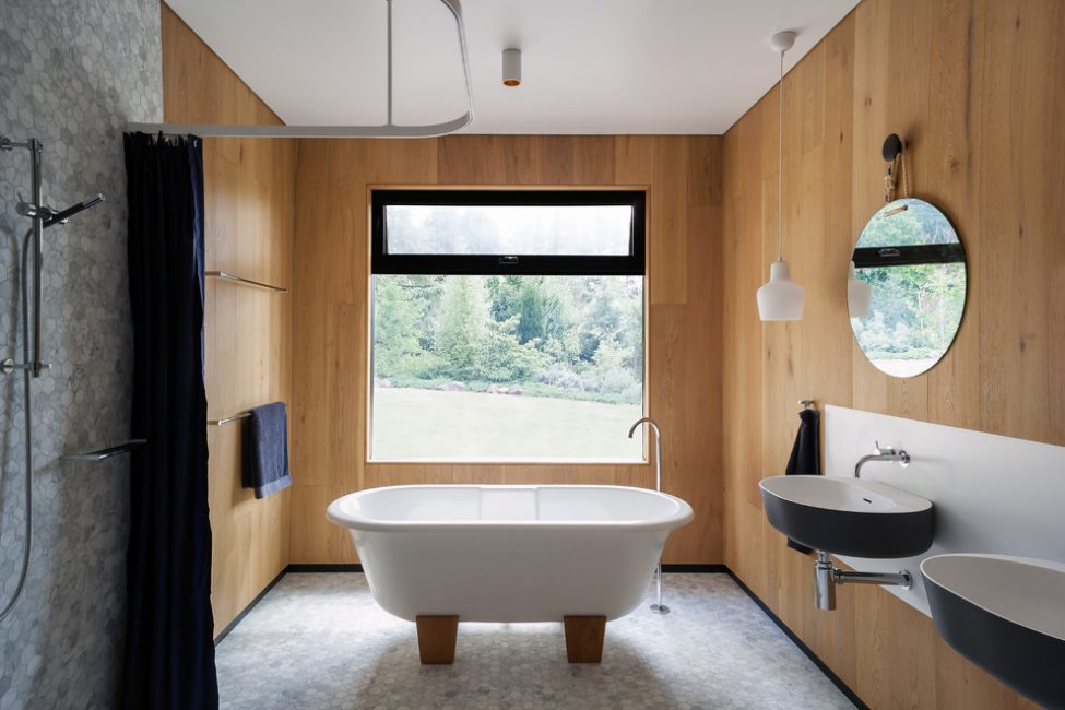 Ванная комната, ограниченная в большом пространстве, создает тепло и особый комфорт