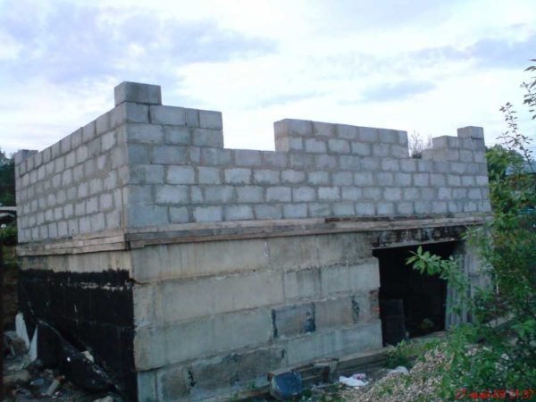 Стеновые блоки для наружных стен из полистиролбетона имеют крупные размеры 