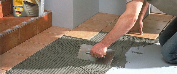 ﻿﻿Клей для керамогранита - какой лучше выбрать, влияние формата плитки на толщину смеси