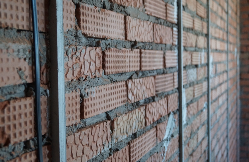 Маяки устанавливаются с целью качественного выравнивания стен для последующей штукатурки