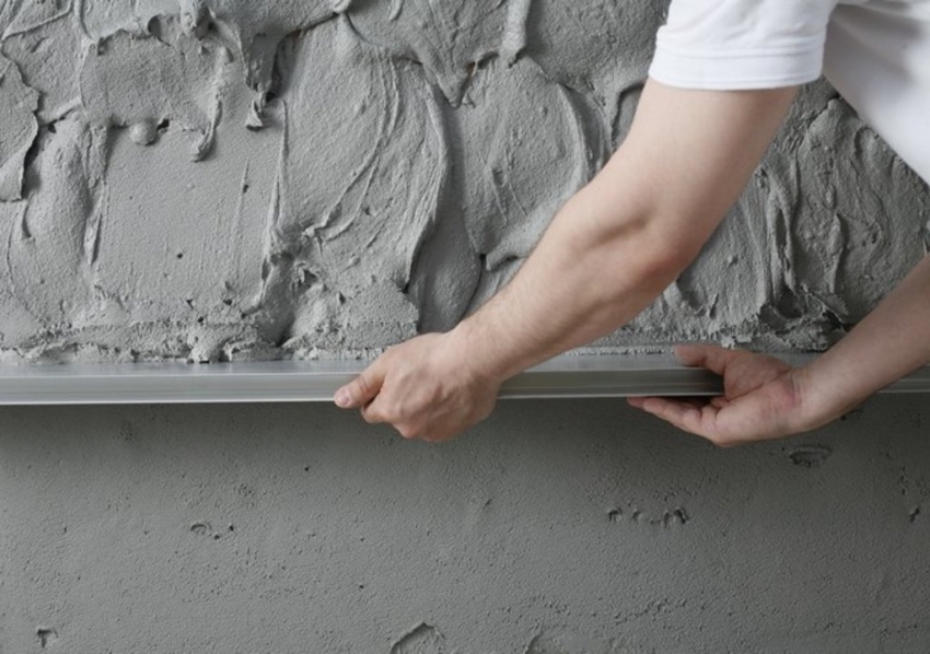 Кирпичные и бетонные стены необходимо предварительно выровнять грубой штукатуркой