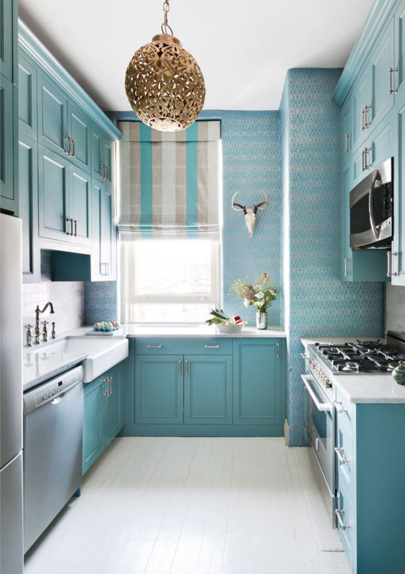 Синий кухонный гарнитур с синими обоями