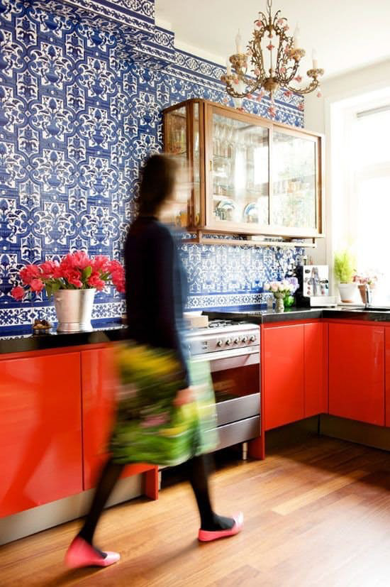 Красная кухня с синими обоями