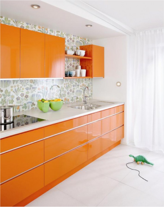 Глянцевая оранжевая кухня с зелеными обоями