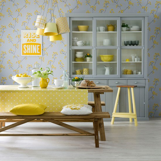 Сочетание серого и желтого цветов в интерьере столовой