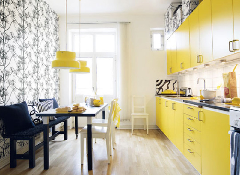 Желтая кухня с черно-белыми обоями