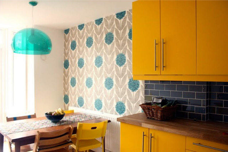 Желтая кухня с серо-голубыми обоями