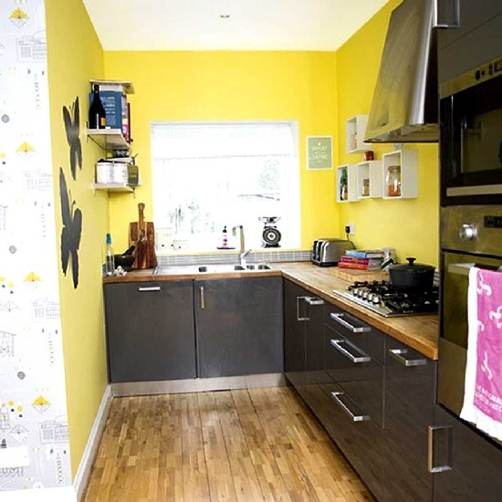 Желтые обои и черная кухня