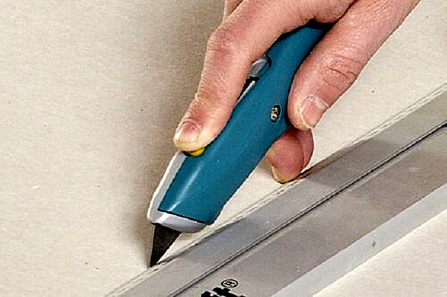 Все-таки нож остается основным инструментом мастера при работе с гипсокартоном