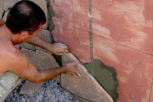 Облицовка цоколя дома пластиковыми панелями под камень, необходимость и обязательные меры в процессе строительства