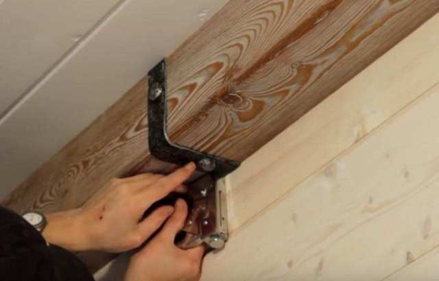 ﻿﻿Как приклеить брусок к бетонной стене